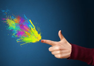 Silah şeklindeki ellerden renkli sıçramalar geliyor.