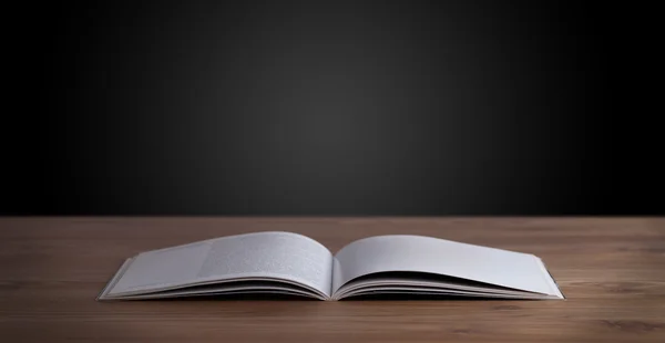 Buch aufschlagen auf Holzdeck — Stockfoto