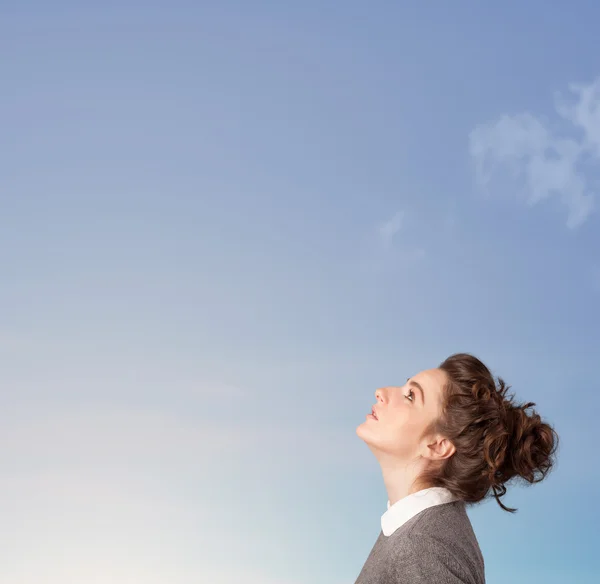 Chica mirando el copyspace cielo azul — Foto de Stock