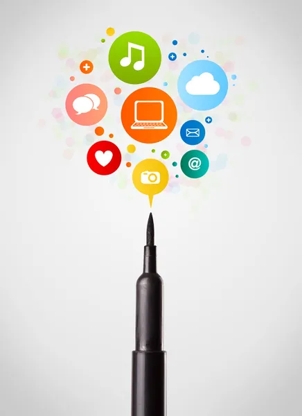 Felt pen close-up with social network icons — Stock Photo, Image