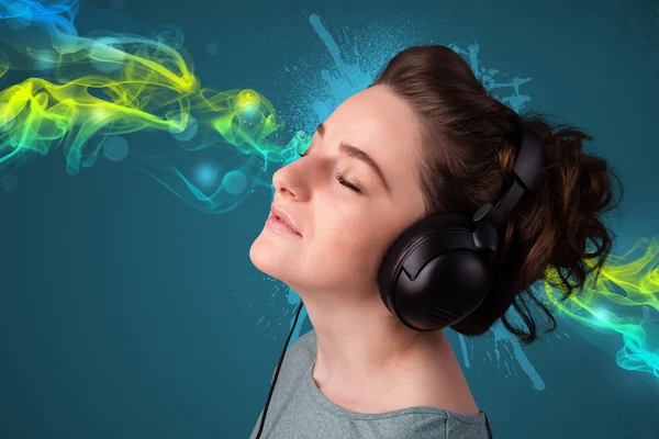 Young woman listening to music with headphones — Stock Photo, Image