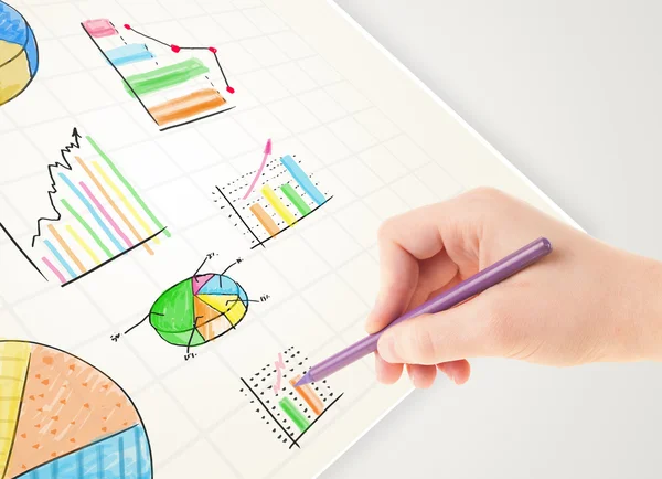 Zakelijke persoon tekening kleurrijke grafieken en pictogrammen op papier — Stockfoto