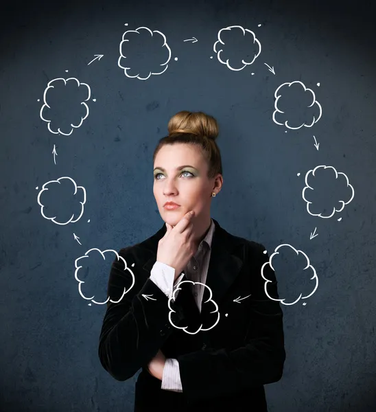 Jonge vrouw met wolk circulatie rond haar hoofd te denken — Stockfoto