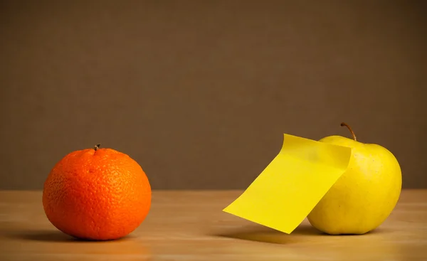 Empty post-it note sticked on fruit — Stock Photo, Image