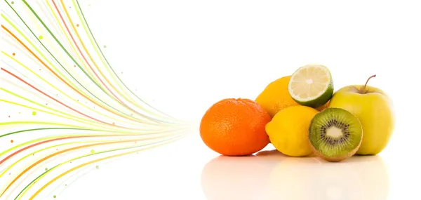 Frutas tropicales saludables con líneas abstractas coloridas — Foto de Stock