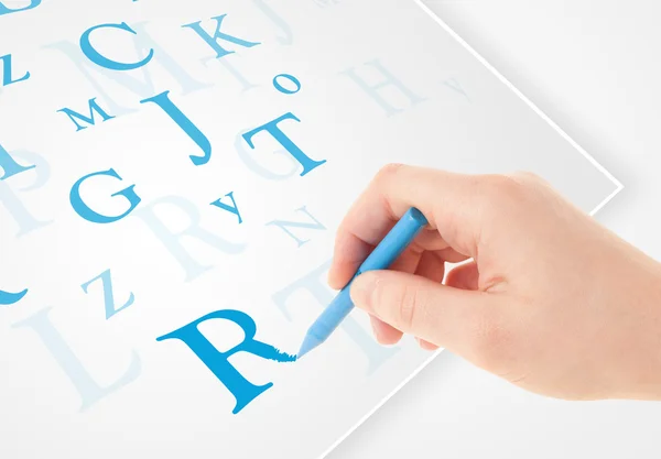 Hand skriva olika bokstäver på vitt vanligt papper — Stockfoto