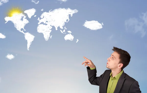 Бизнесмен смотрит на мировые облака и солнце на голубом небе — стоковое фото