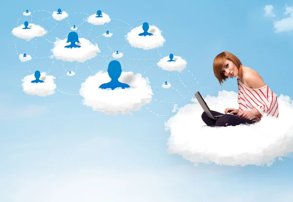 Giovane donna seduta in nuvola con computer portatile — Foto Stock