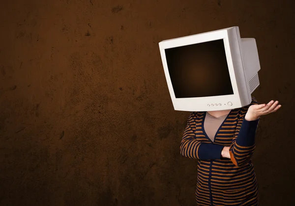 Chica con un monitor en la cabeza y copyspace marrón vacío —  Fotos de Stock