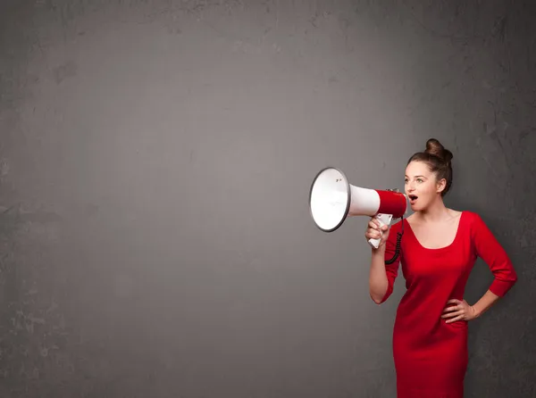 Ragazza gridando in megafono su sfondo spazio copia — Foto Stock