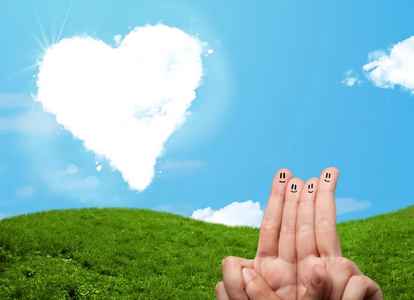 Glückliche Smiley-Finger schauen auf herzförmige Wolke — Stockfoto