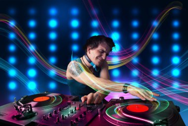 Genç dj kayıtları renkli ışıkları ile karıştırma