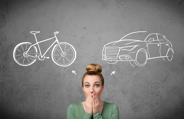 Mujer haciendo una elección entre bicicleta y coche —  Fotos de Stock