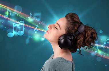 Kulaklıkla müzik dinleyen genç bir kadın.