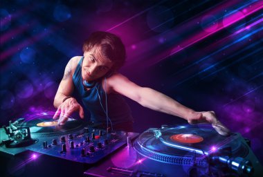 Genç dj turntable renk ışık efektleri ile oynama