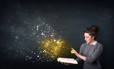 Genç Bayan büyülü kitap okuma