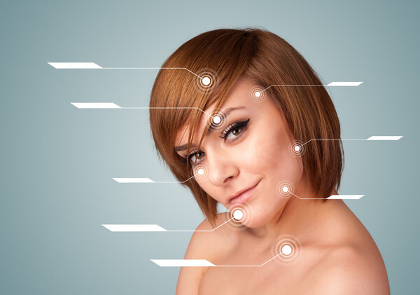 Молодая сексуальная девушка с современными стрелками для ухода за лицом
