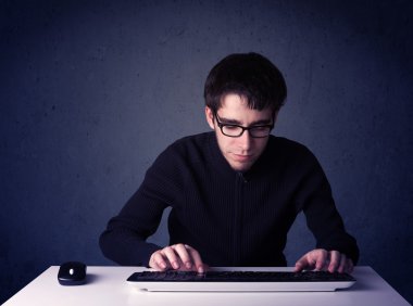 Hacker mavi arkaplanda klavye ile çalışıyor