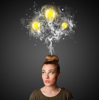 duman ve başının üstünde lightbulbs düşünceli kadınla