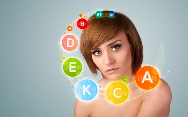 Menina bonita com ícones de vitaminas coloridas e símbolos — Fotografia de Stock