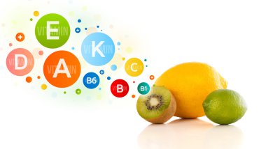 Renkli vitamin sembolleri ve simgeleri olan sağlıklı meyveler