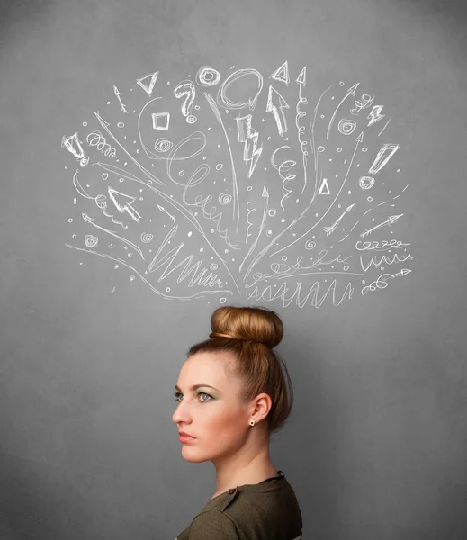 Mujer joven pensando con flechas dibujadas por encima de su cabeza —  Fotos de Stock