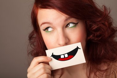 komik smiley ile kart tutan mutlu güzel kadın