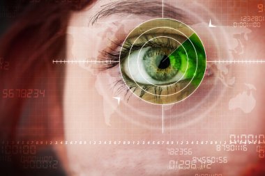 Modern askeri hedef gözü olan siber kadın.