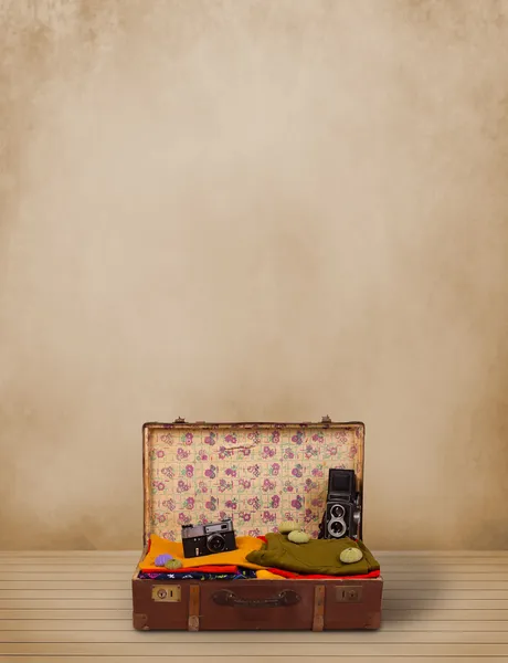 Retro-Reisegepäck mit bunten Klamotten und Kopierraum — Stockfoto