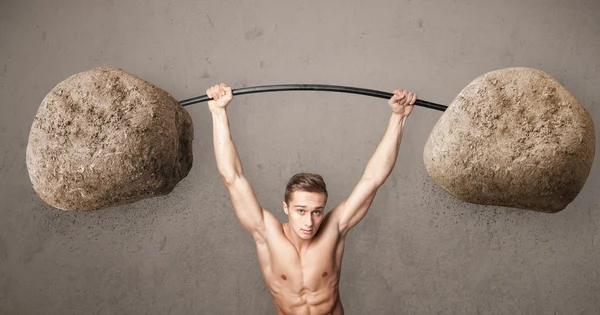 Muskulöser Mann beim Heben großer Steingewichte — Stockfoto