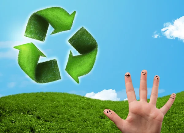 Szczęśliwy smiley palce patrząc na zielony liść recyklingu znak — Zdjęcie stockowe