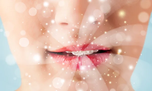 漂亮的女人嘴唇吹抽象白灯 — 图库照片