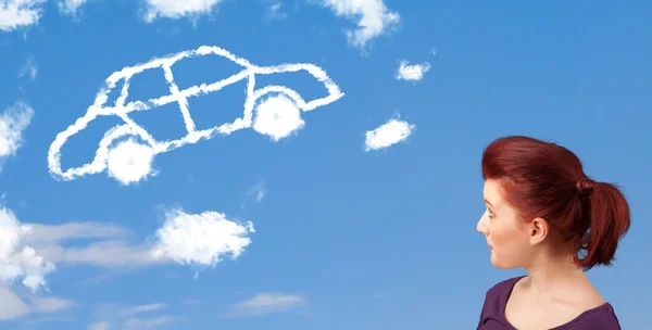 Chica joven mirando la nube del coche en un cielo azul — Foto de Stock