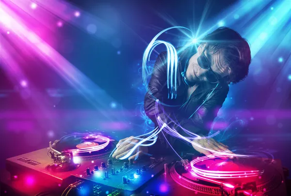 Energetic Dj mezcla música con potentes efectos de luz — Foto de Stock