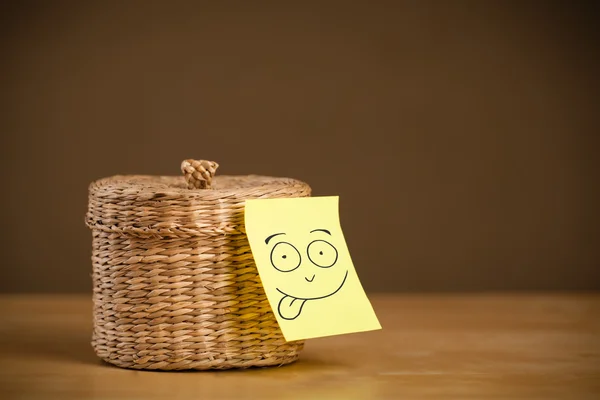 Nota post-it con la cara sonriente pegada en un joyero — Foto de Stock