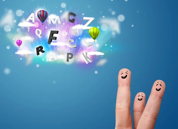 Glückliche Smiley-Finger, die auf bunte Zauberwolken und Ball schauen — Stockfoto