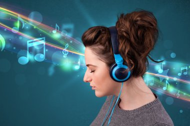 Kulaklıkla müzik dinleyen genç bir kadın.