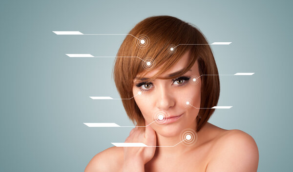 Молодая сексуальная девушка с современными стрелками для ухода за лицом
