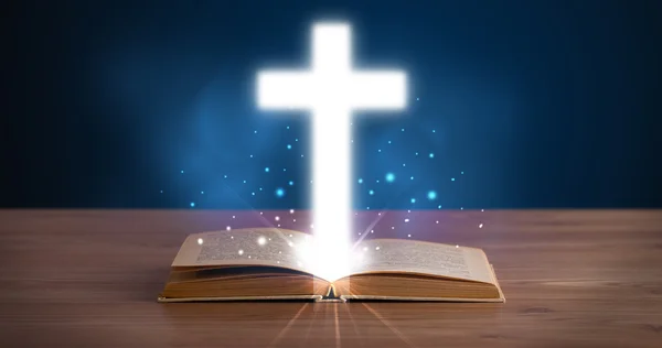 Offene Bibel mit leuchtendem Kreuz in der Mitte — Stockfoto