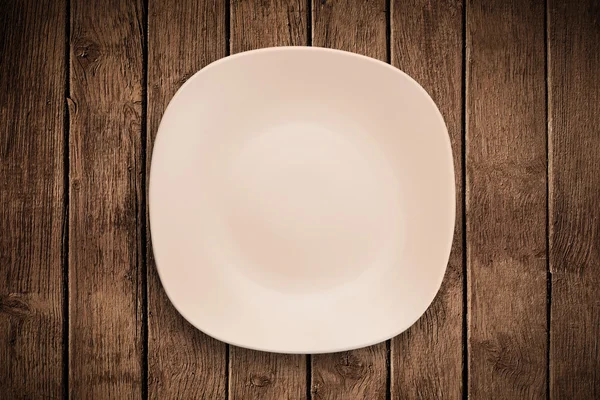 Colorful empty plate on grungy background table — Stock Photo, Image