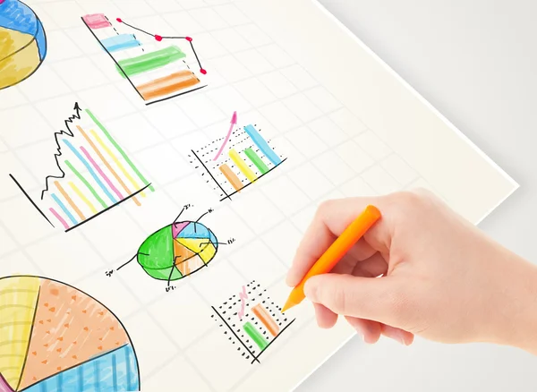 Persona de negocios dibujo coloridos gráficos e iconos en papel —  Fotos de Stock