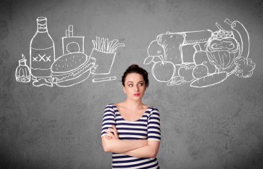 sağlıklı ve sağlıksız gıdalar arasında duran kadın