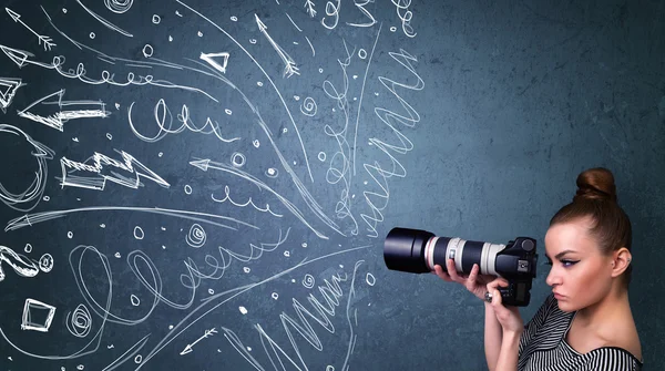 Photographe photographier des images tandis que la main énergique dessiné lignes un — Photo