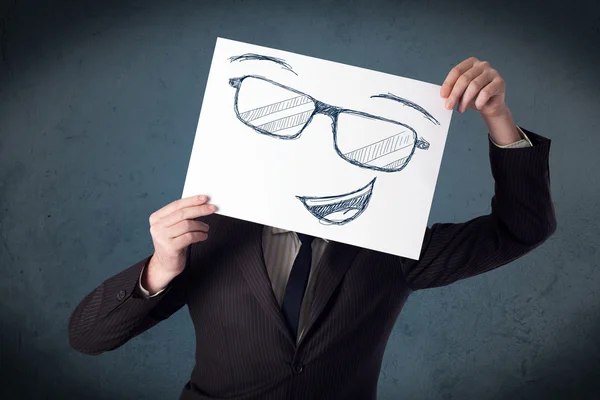 Uomo d'affari in possesso di un foglio con la faccia sorridente di fronte alla sua hea — Foto Stock