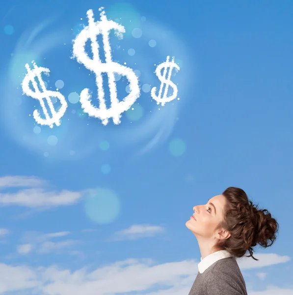 Chica joven apuntando a las nubes signo de dólar en el cielo azul —  Fotos de Stock