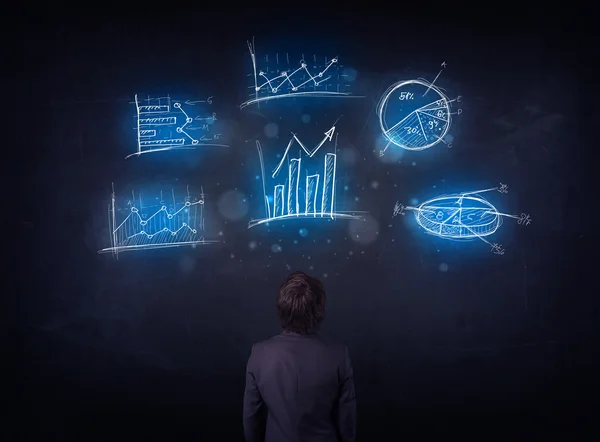 Üzletember nézi világító diagramok — Stock Fotó