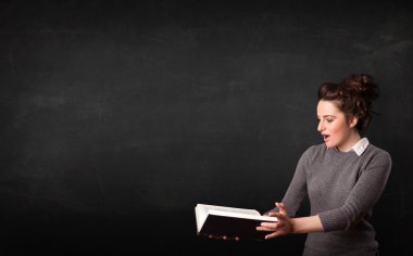 genç bayan bir kitap okuma