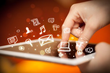 Tablet bilgisayarı üzerinde parmak işareti, sosyal medya kavramı