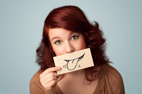 Chica bastante joven sosteniendo la tarjeta blanca con dibujo sonrisa — Foto de Stock