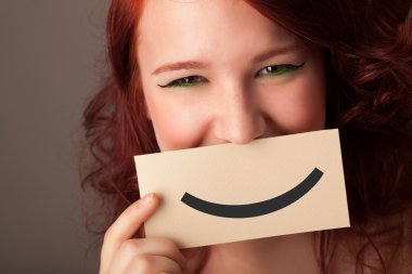 komik smiley ile kart tutan mutlu güzel kadın